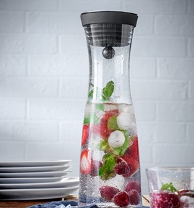 ZOMERSE DORSTLESSER: ZET FRUITWATER OP TAFEL