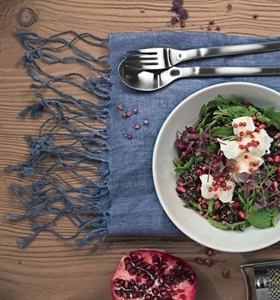 RECEPT: QUINOA SALADE MET RUCOLA, GEITENKAAS EN GRANAATAPPEL