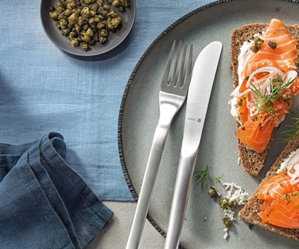 RECEPT: ROGGEBROOD MET ZALM, MIERIKSWORTELCRÈME EN KROKANTE KAPPERTJES