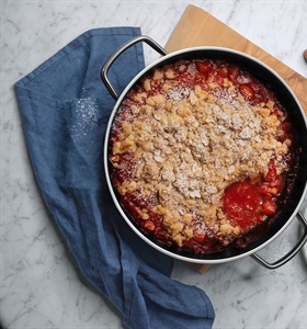 RECEPT: RABARBER-AARDBEIENCRUMBLE MET AMANDELEN EN ROOM