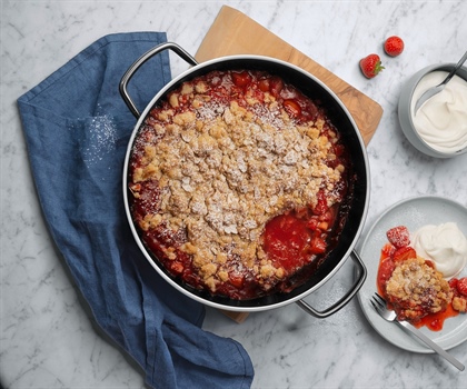 RECEPT: RABARBER-AARDBEIENCRUMBLE MET AMANDELEN EN ROOM