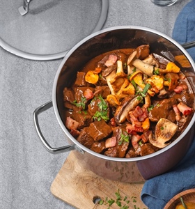 RECEPT: BOEUF BOURGUIGNON MET BOSPADDENSTOELEN, SPEKJES EN SPERZIEBONEN