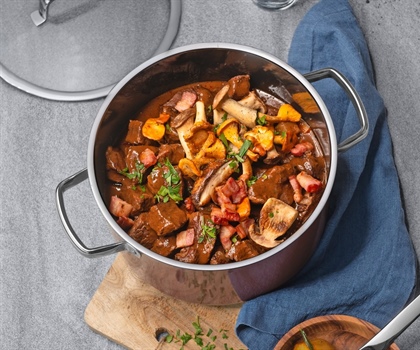 RECEPT: BOEUF BOURGUIGNON MET BOSPADDENSTOELEN, SPEKJES EN SPERZIEBONEN