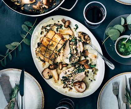 RECEPT: KIPROLLADE MET PADDENSTOELEN, HAZELNOTEN EN LINZEN
