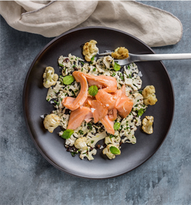 RECEPT: SOUS VIDE ZALM MET BLOEMKOOL EN KRENTEN SALADE