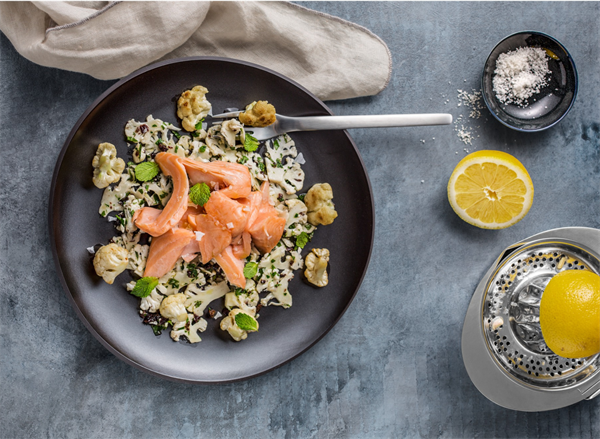 RECEPT: SOUS VIDE ZALM MET BLOEMKOOL EN KRENTEN SALADE