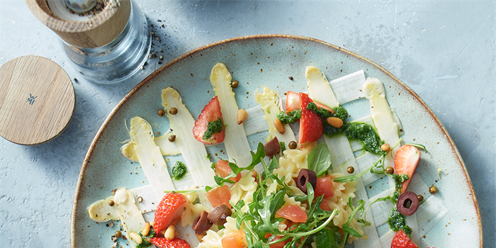 RECEPT: PASTASALADE MET ASPERGES,  AARDBEIEN EN BASILICUMPESTO