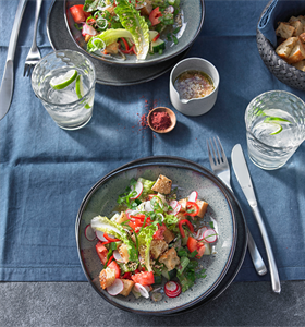 RECEPT: OOSTERSE FATOUSCH-SALADE MET KNAPPERIGE CROUTONS