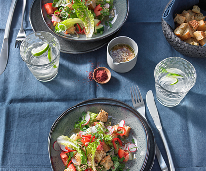RECEPT: OOSTERSE FATOUSCH-SALADE MET KNAPPERIGE CROUTONS