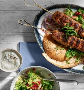 RECEPT: KEBABSPIESEN VAN LAMSGEHAKT MET TURKS BROOD EN YOGHURTDIP