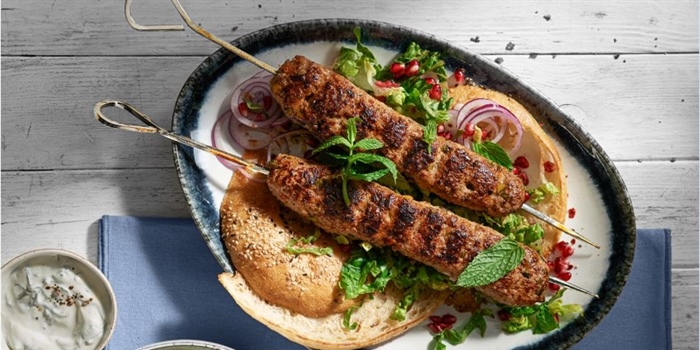 RECEPT: KEBABSPIESEN VAN LAMSGEHAKT MET TURKS BROOD EN YOGHURTDIP