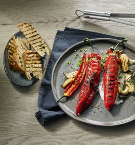 RECEPT: GEGRILDE PUNTPAPRIKA'S MET PADDENSTOELENVULLING EN FETADIP
