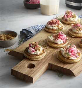 RECEPT: BLINI MET INGELEGDE RODE UI EN RICOTTA