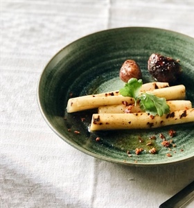 RECEPT: SCHORSENEREN MET KASTANJES, GEBRUINDE BOTER EN SPEKKRUIM