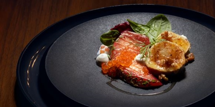 RECEPT: RODE BIET-ZALM, KROKANTE GEITENKAAS EN ROODLOF-SPINAZIE SALADE