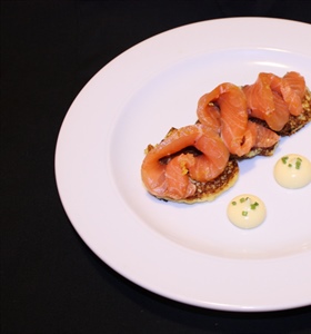 RECEPT: A LA MINUTE GEROOKTE ZALM MET AARDAPPELBLINI'S EN...