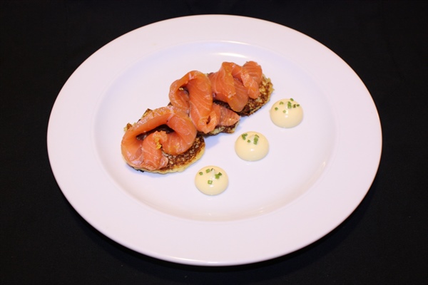 RECEPT: A LA MINUTE GEROOKTE ZALM MET AARDAPPELBLINI'S EN MIERIKSWORTELMAYONAISE