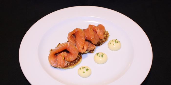 RECEPT: A LA MINUTE GEROOKTE ZALM MET AARDAPPELBLINI'S EN...