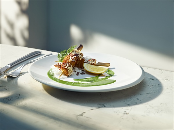 RECEPT: KIP YAKITORI MET MISO VLOKKEN EN PARMEZAANSE KRUIDENSAUS