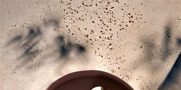 RECEPT: GRENADINE-VANILLE PRUIMEN MET WITTE CHOCOLADE MOUSSE EN CRUMBLE
