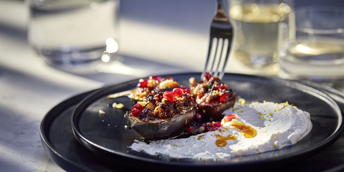 RECEPT: GEROOSTERDE AUBERGINE MET PESTO ROSSO EN FETA-YOGHURT DIP