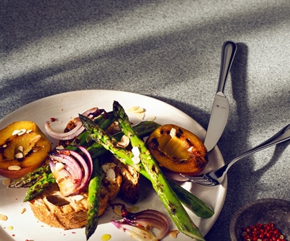 RECEPT: GROENE ASPERGES MET GEROOSTERDE PERZIK