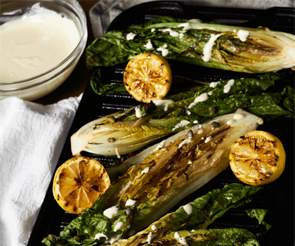 RECEPT: GEGRILDE SALADE MET FRISSE KAPPERTJES-YOGHURT DRESSING