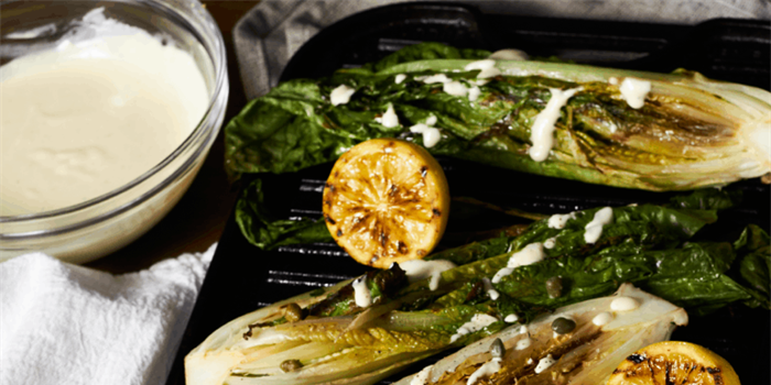 RECEPT: GEGRILDE SALADE MET FRISSE KAPPERTJES-YOGHURT DRESSING