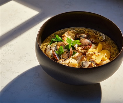 RECEPT: STOOFPOTJE VAN ZEEDUIVEL MET VENUSSCHELPEN (OF KOKKELS)