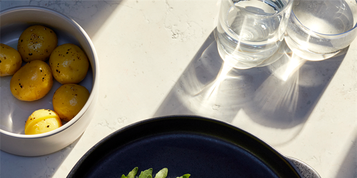 RECEPT: GESTOOMDE ZALM MET DRAGONVINAIGRETTE EN RUCOLA