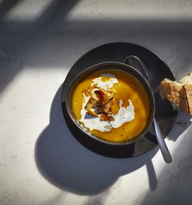 RECEPT: POMPOENSOEP MET GEKARAMELISEERDE PEERBLOKJES