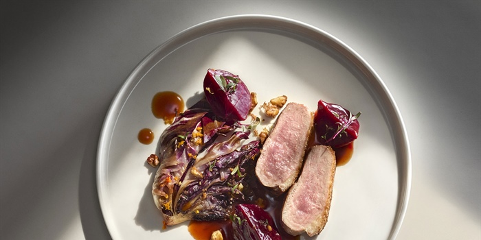 RECEPT: EENDENBORST MET WITLOF, BIET EN SINAASAPPEL