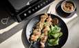 RECEPT: GEMARINEERDE KIPSPIESJES MET PINDA-KOKOSDIP EN KOMKOMMER CHILISALADE